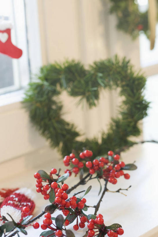 无人,竖图,俯视,室内,特写,白天,窗户,桌面,桌子,圣诞节,阴影,节日,朦胧,模糊,庆祝,装饰,反射,木制,花环,影子,文化,玻璃窗,木制品,庆典,纪念,华丽,修饰,圣诞花环,点缀,衬托,美观,雅致,雅观,圣诞圈,彩图,高角度拍摄