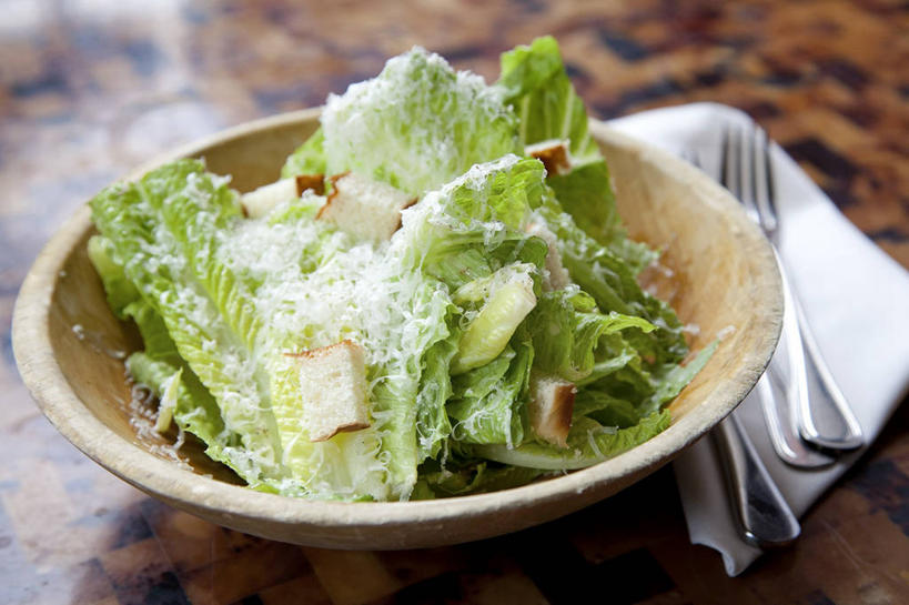 点心,面包,无人,横图,俯视,室内,特写,白天,桌面,桌子,叶子,阴影,新鲜,反射,木制,影子,陶瓷,生菜,莴苣,生食,沙拉,食品,面点,绿叶,陶瓷制品,色拉,沙律,食物,糕点,一个,餐巾,木制品,容器,碗,嫩叶,有机食品,绿色食品,单个,色拉酱,储藏,储存,千岛酱,春菜,鹅仔菜,莴仔菜,千金菜,叶用莴苣,保洁方巾,口布,叶,叶片,彩图,高角度拍摄,凯萨沙拉,贮存