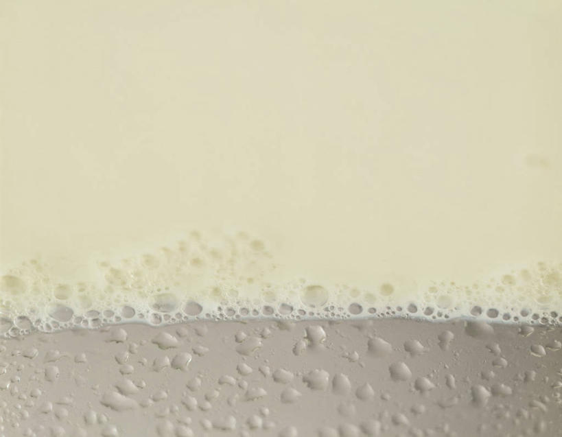 牛奶,无人,横图,俯视,室内,特写,白天,阴影,反射,影子,气泡,涟漪,漩涡,饮品,营养,水泡,饮料,泡泡,圆弧,乳制品,奶,牛乳,安神,彩图,高角度拍摄