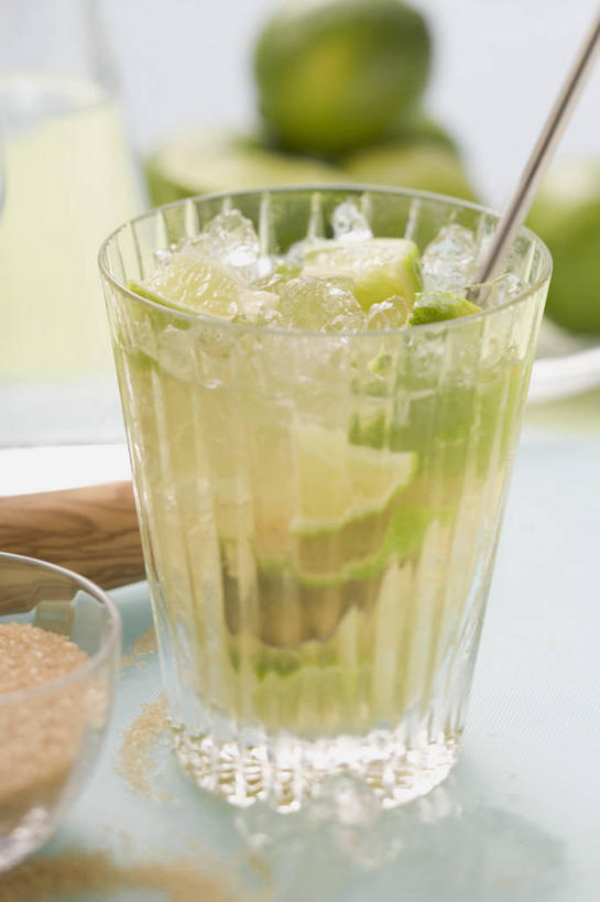 无人,竖图,俯视,室内,特写,白天,餐桌,桌子,杯子,水果,阴影,朦胧,模糊,新鲜,反射,影子,生食,食品,果实,酒类,一杯,文化,玻璃制品,酒,食物,饮料,一个,水杯,鸡尾酒,调酒,有机食品,绿色食品,单个,餐台,创造,想象,酸橙,代代,盖比丽娜鸡尾酒,玻璃杯,橙子,橙,彩图,高角度拍摄