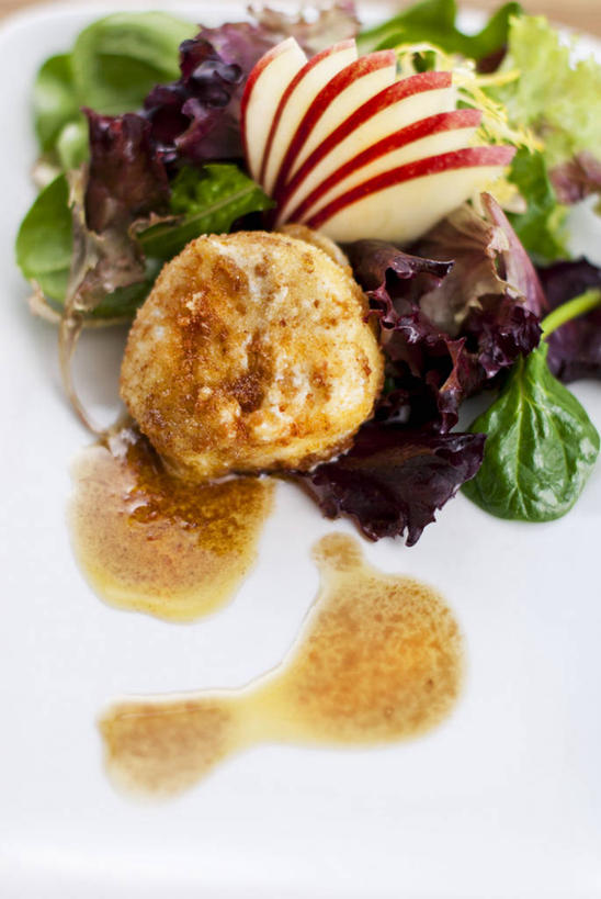 奶酪,无人,竖图,俯视,室内,特写,白天,白色背景,餐桌,桌子,苹果,蔬菜,水果,阴影,新鲜,反射,影子,生菜,莴苣,生食,干酪,起司,沙拉,食品,果实,芝士,营养,色拉,沙律,食物,乳酪,摄影,有机食品,绿色食品,影棚,餐台,色拉酱,乳制品,千岛酱,发酵,山羊奶酪,春菜,鹅仔菜,莴仔菜,千金菜,叶用莴苣,彩图,高角度拍摄,影棚拍摄,拍摄,蔬果沙拉