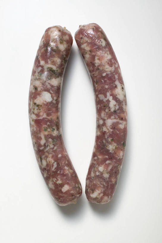 无人,竖图,俯视,室内,特写,白天,白色背景,餐桌,桌子,两根,阴影,反射,影子,肉,香肠,腊肠,猪肉,肉类,摄影,影棚,餐台,肉食,豚肉,德式香肠,彩图,高角度拍摄,影棚拍摄,拍摄