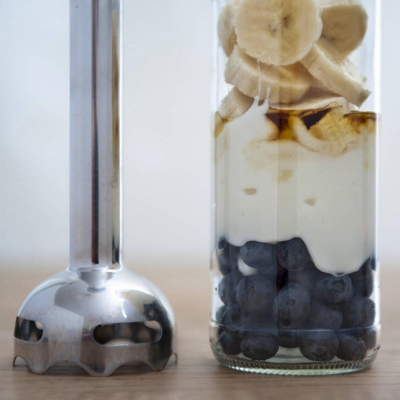 牛奶,无人,方图,室内,特写,白天,正面,餐桌,桌子,浆果,蓝莓,水果,阴影,新鲜,反射,电器,工具,影子,生食,食品,果实,饮品,营养,设备,酸奶,榨汁机,食物,饮料,一个,搅拌,有机食品,绿色食品,单个,餐台,研磨,乳制品,切割,家电,家用电器,奶,发酵,榨汁,优格,优酪乳,山都柿,蓝浆果,蓝靛果,彩图