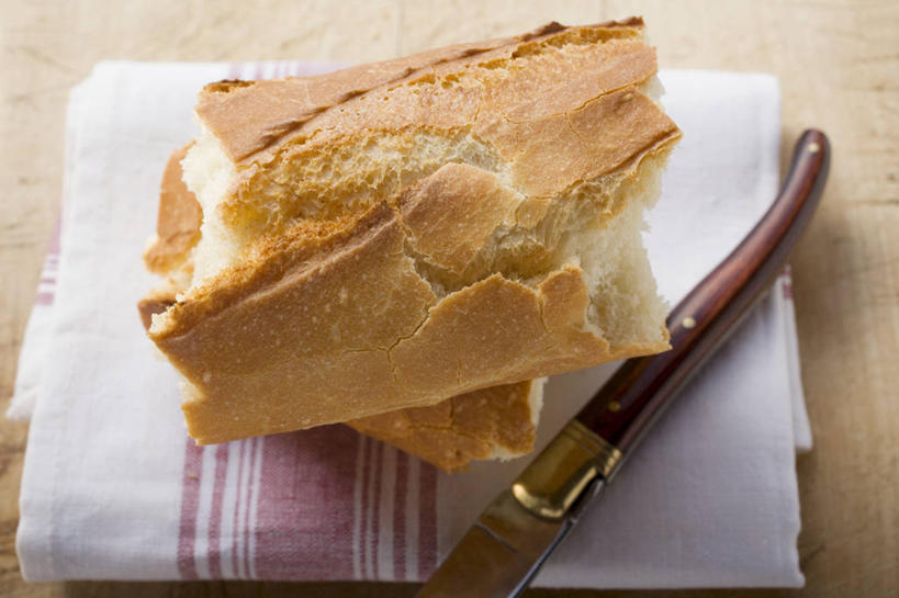 点心,面包,无人,横图,俯视,室内,特写,白天,餐桌,桌子,纺织品,金属制品,一把,阴影,反射,金属,布,工具,影子,食品,面点,刀具,织物,法国面包,抹布,食物,糕点,刀,餐台,法棍,长棍面包,法式长棍面包,面包刀,彩图,高角度拍摄