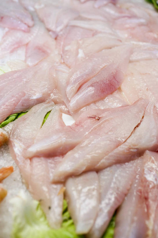 生鱼片,无人,竖图,俯视,室内,特写,白天,购物,消费,一堆,许多,阴影,堆叠,堆积,反射,影子,冰,肉,鱼肉,鱼片,冰块,集市,市场,很多,冷冻,肉类,寒冷,金融,冷藏,堆,冰冷,选购,贸易,肉食,沙西米,保鲜,彩图,高角度拍摄,鱼市,刺身