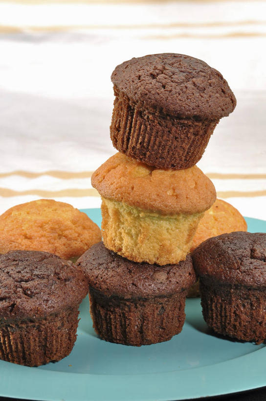 点心,无人,竖图,俯视,室内,特写,白天,下午茶,餐桌,桌子,餐具,一排,许多,阴影,整齐,反射,碟子,盘,影子,食品,很多,松饼,食物,糕点,排列,一个,盘子,碟,单个,餐台,纸托,堆,队列,玛芬蛋糕,蛋糕托,蛋糕托纸,蛋糕纸托,彩图,高角度拍摄,巧克力松饼