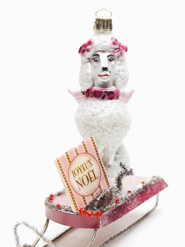 无人,竖图,俯视,室内,特写,白天,白色背景,餐桌,桌子,宠物,狗,雕塑,圣诞节,阴影,节日,庆祝,艺术,装饰,反射,雕刻,雕像,影子,文化,车,装饰品,动物,装饰物,工艺品,交通工具,庆典,可爱,摄影,影棚,餐台,纪念,华丽,修饰,雪橇,美术,点缀,载具,主题,饰物,雪橇车,陈列,忠诚,功能,美学,衬托,美观,雅致,雅观,礼物车,犬,彩图,高角度拍摄,影棚拍摄,拍摄