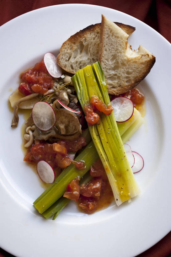 红酒,葡萄酒,无人,竖图,俯视,室内,特写,白天,餐桌,桌子,蔬菜,西红柿,餐具,阴影,新鲜,反射,碟子,盘,影子,韭菜,菌菇,蘑菇,生食,蔬菜沙拉,沙拉,食品,酒类,菌类,色拉,沙律,酒,食物,饮料,一个,盘子,碟,食用菌,有机食品,绿色食品,单个,餐台,色拉酱,千岛酱,起阳草,韭,山韭,长生韭,雪利,雪利酒,番茄,彩图,高角度拍摄