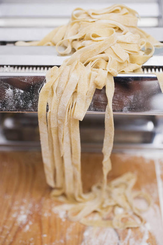 面食,面条,意大利面,无人,竖图,俯视,室内,特写,白天,西餐,餐桌,桌子,切开,阴影,反射,电器,粉末,工具,影子,面,面粉,料理,食品,粮食,设备,食物,切,粉,西式,餐台,一台,农产品,家电,家用电器,原材料,粉状,面条机,彩图,高角度拍摄