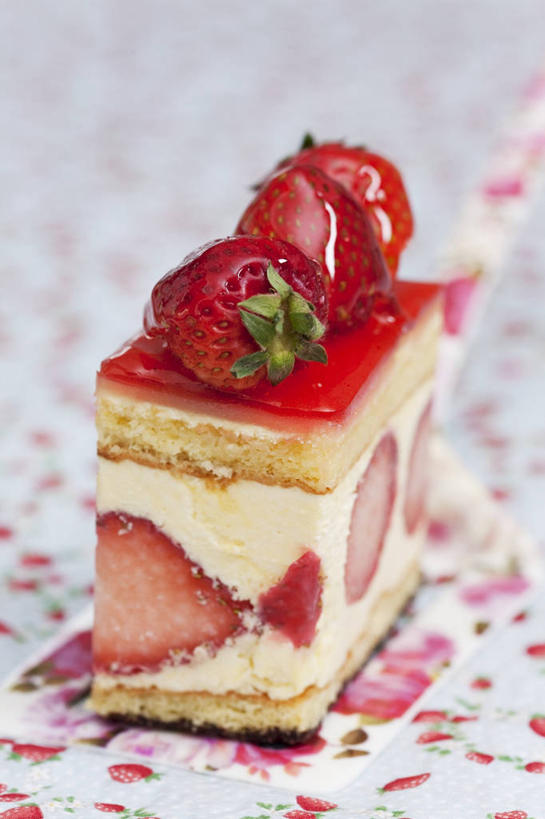 点心,无人,竖图,俯视,室内,特写,白天,餐桌,桌子,草莓,浆果,水果,一块,切开,阴影,新鲜,反射,影子,生食,食品,面点,果实,草莓馅饼,馅饼,食物,糕点,红色,切,有机食品,绿色食品,餐台,剖面,切面,洋莓,水果皇后,红莓,地莓,彩图,高角度拍摄