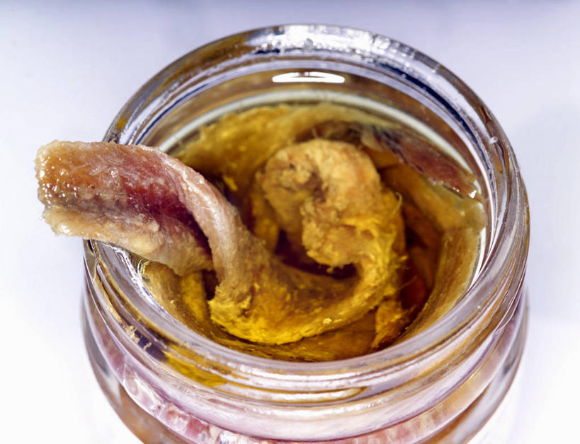 无人,横图,俯视,室内,特写,白天,餐桌,桌子,玻璃,一堆,阴影,堆叠,堆积,反射,鱼,影子,肉,鱼肉,肉类,鱼类,玻璃制品,一个,玻璃瓶,瓶子,单个,餐台,堆,肉食,广口瓶,凤尾鱼,凤鲚,鲚鱼,彩图,高角度拍摄