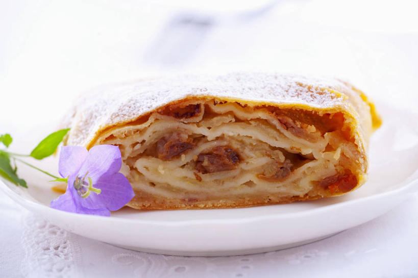 点心,无人,横图,俯视,室内,特写,白天,白色背景,餐桌,桌子,苹果,餐具,水果,叶子,阴影,朦胧,模糊,新鲜,装饰,盛开,反射,碟子,粉末,盘,影子,调料,生食,食品,糖,面点,果实,绿叶,调味品,调味料,苹果馅饼,花蕾,馅饼,花,花瓣,花朵,鲜花,食物,糕点,一朵,一个,紫色,盘子,碟,花苞,花蕊,嫩叶,粉,摄影,有机食品,绿色食品,影棚,单个,餐台,华丽,修饰,点缀,糖粉,衬托,美观,雅致,雅观,粉状,粉剂,叶,叶片,彩图,高角度拍摄,影棚拍摄,拍摄,糖类