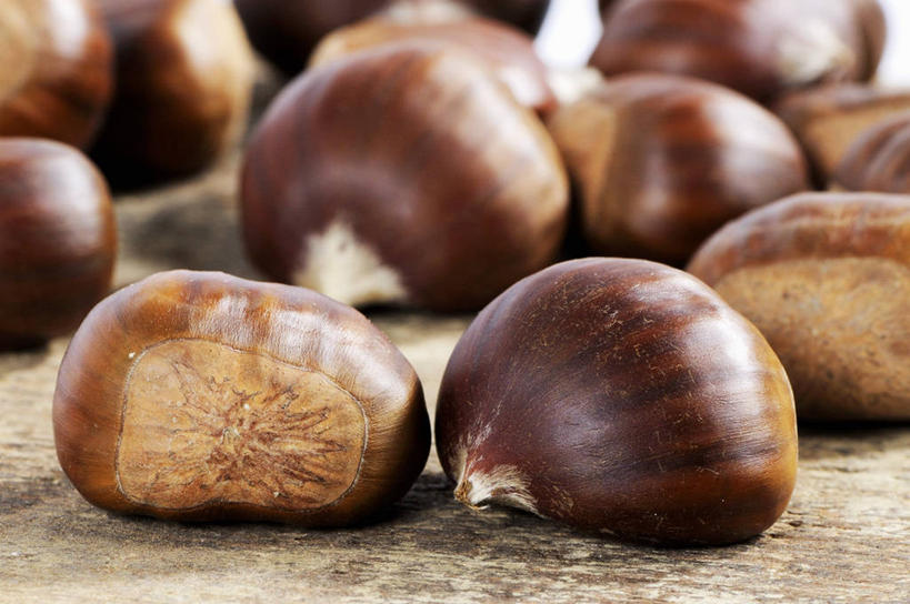 无人,横图,俯视,室内,特写,白天,餐桌,桌子,一堆,许多,阴影,堆叠,堆积,朦胧,模糊,反射,影子,板栗,栗子,坚果,毛栗子,餐台,堆,毛栗,栗果,栗楔,彩图,高角度拍摄