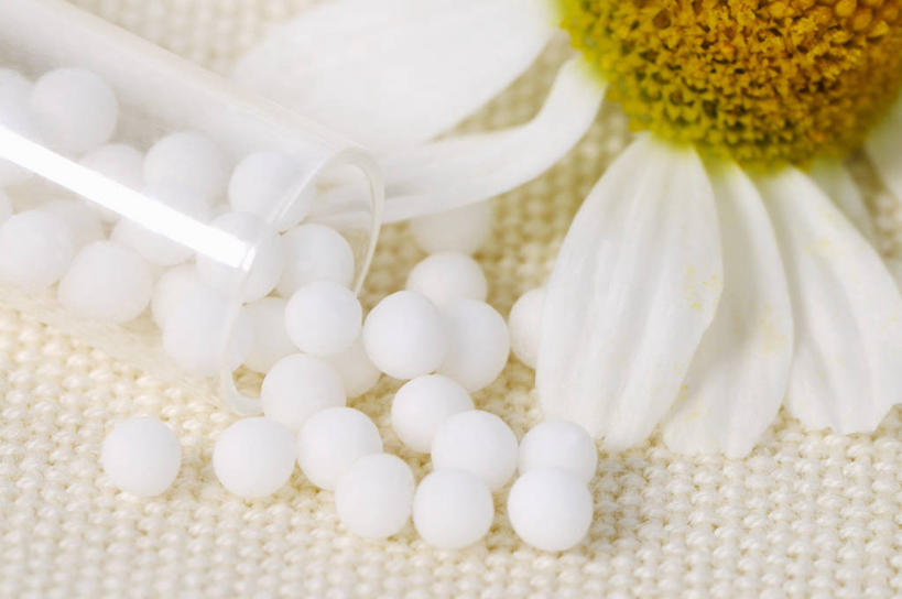 无人,横图,俯视,室内,特写,白天,安全,餐桌,桌子,杯子,一堆,许多,阴影,堆叠,堆积,盛开,反射,药剂,药丸,影子,防护,花蕾,药片,玻璃制品,花,花瓣,花朵,鲜花,一朵,白色,水杯,药品,花苞,花蕊,治疗,甘菊,餐台,堆,保护,药物,医疗,保险,预防,杭菊花,高尚,杭白菊,平安,玻璃杯,彩图,高角度拍摄,德国甘菊