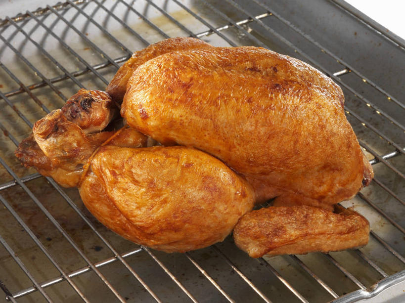 无人,横图,俯视,室内,特写,白天,烘焙,餐桌,桌子,金属制品,阴影,反射,金属,影子,鸡肉,肉,肉类,架子,一个,烤鸡,单个,餐台,肉食,冷却,冷却架,彩图,高角度拍摄