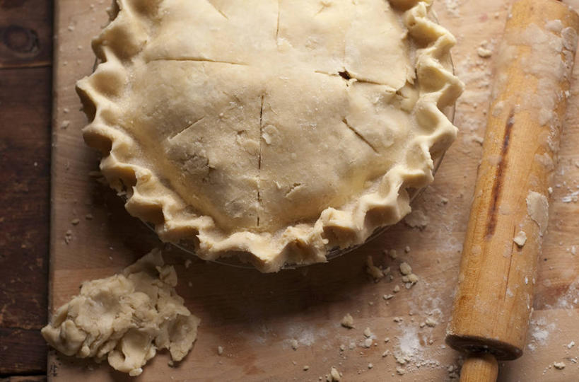 面食,无人,横图,俯视,室内,特写,白天,烹饪,西餐,餐桌,桌子,阴影,反射,木制,粉末,擀面杖,影子,面粉,料理,食品,面点,案板,粮食,菜肴,美食,砧板,食物,木制品,粉,西式,佳肴,餐台,派,农产品,原材料,粉状,彩图,高角度拍摄,苹果派