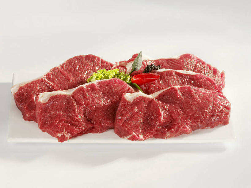 无人,横图,俯视,室内,特写,白天,白色背景,烹饪,西餐,餐桌,桌子,蔬菜,阴影,新鲜,反射,影子,肉,生食,牛排,牛肉,料理,食品,案板,菜肴,美食,肉类,砧板,食物,红色,白色,西式,摄影,佳肴,有机食品,绿色食品,影棚,餐台,肉食,五块,沙朗牛排,牛背脊,彩图,高角度拍摄,影棚拍摄,拍摄