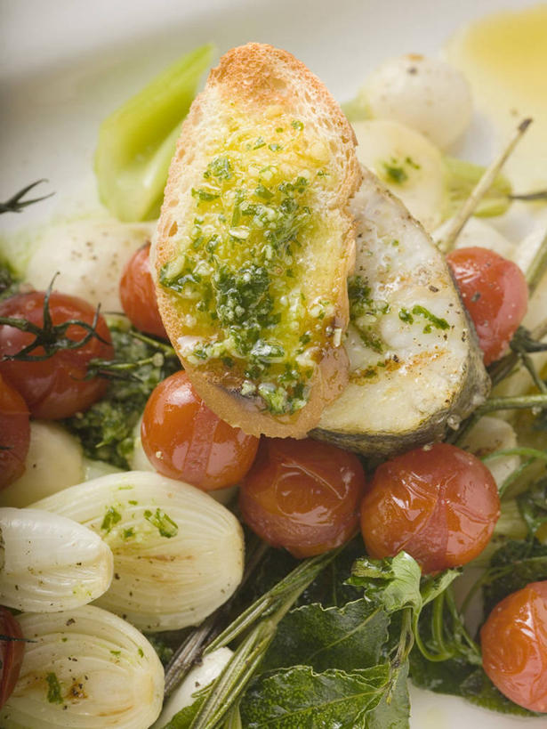 点心,海鲜,面包,无人,竖图,俯视,室内,特写,白天,烹饪,西餐,餐桌,桌子,蔬菜,西红柿,小番茄,阴影,朦胧,模糊,新鲜,反射,鱼,影子,肉,鱼肉,料理,食品,面点,水产,菜肴,美食,肉类,鱼类,海洋生物,食物,糕点,红色,西式,佳肴,有机食品,绿色食品,餐台,水生动物,海产品,水生物,肉食,海底动物,大口黑鲈,黑鲈,加州鲈鱼,小西红柿,樱桃小番茄,珍珠小番茄,樱桃番茄,圣女果,番茄,彩图,高角度拍摄