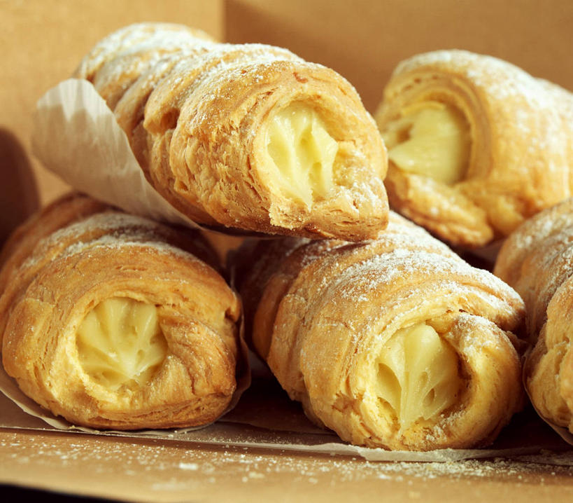 点心,面包,奶酪,无人,横图,室内,特写,白天,正面,餐桌,桌子,五个,一堆,许多,阴影,堆叠,堆积,朦胧,模糊,反射,影子,干酪,起司,食品,面点,芝士,营养,食物,糕点,乳酪,餐台,堆,乳制品,发酵,彩图,松软,酥软,丹麦面包,起酥起层面包