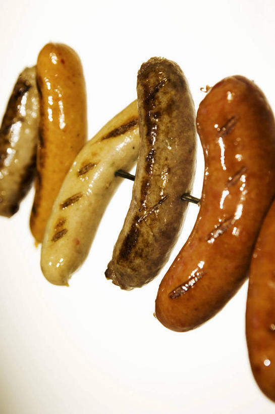 无人,竖图,室内,特写,白天,白色背景,正面,一排,许多,阴影,整齐,反射,影子,肉,香肠,腊肠,肉类,竹签,排列,摄影,影棚,队列,肉食,取食签,德式香肠,彩图,影棚拍摄,拍摄