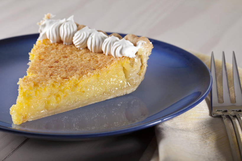 点心,无人,横图,俯视,室内,特写,白天,下午茶,餐桌,桌子,餐具,一把,一块,阴影,反射,木制,叉子,碟子,盘,影子,食品,食物,糕点,一个,蓝色,盘子,木制品,碟,奶油,单个,餐台,乳制品,餐叉,激凌,克林姆,淇淋,进餐用具,彩图,高角度拍摄,柠檬蛋糕,蛋糕