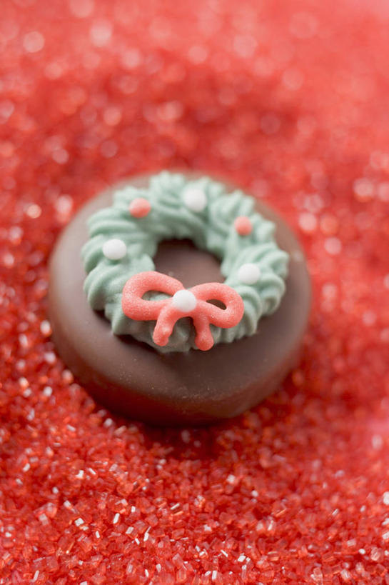 点心,面包,无人,竖图,俯视,室内,特写,白天,餐桌,桌子,阴影,朦胧,模糊,装饰,反射,丝绸,丝带,影子,食品,面点,缎带,绸带,食物,糕点,一个,红色,甜甜圈,单个,餐台,华丽,修饰,点缀,砂糖,衬托,美观,雅致,雅观,多纳滋面包,唐纳滋,沙糖,面包圈,彩图,高角度拍摄