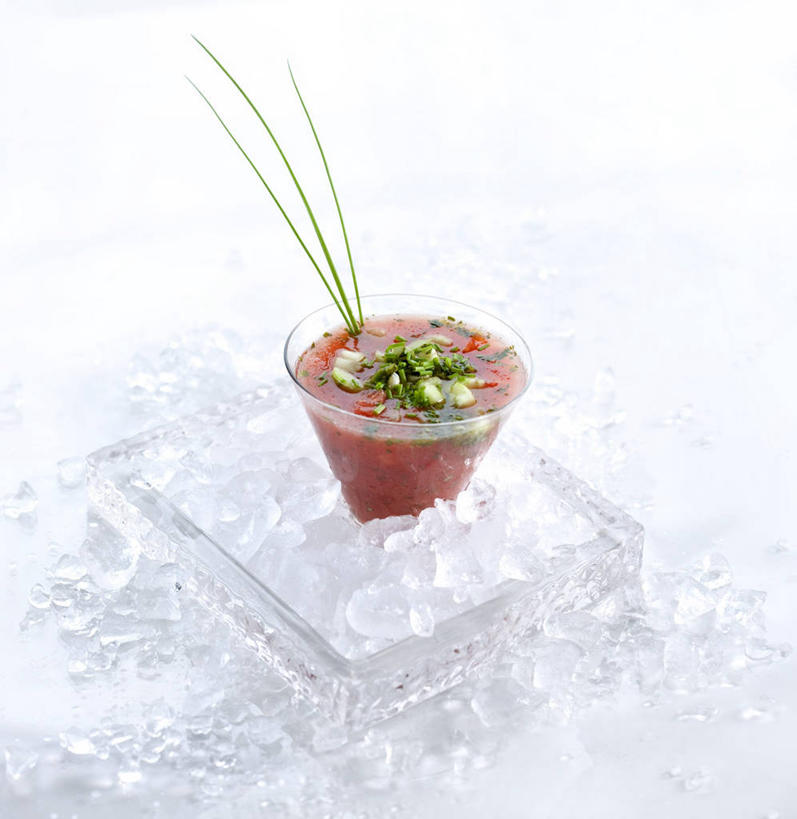 无人,竖图,俯视,室内,特写,白天,白色背景,烹饪,西餐,餐桌,桌子,蔬菜,西红柿,杯子,阴影,新鲜,反射,影子,冰,汤,冰块,料理,食品,冷冻,菜肴,美食,玻璃制品,食物,红色,水杯,寒冷,西式,摄影,佳肴,有机食品,绿色食品,影棚,冷藏,餐台,冰冷,保鲜,羹汤,玻璃杯,番茄,彩图,高角度拍摄,影棚拍摄,拍摄,凉菜汤,西班牙凉菜汤