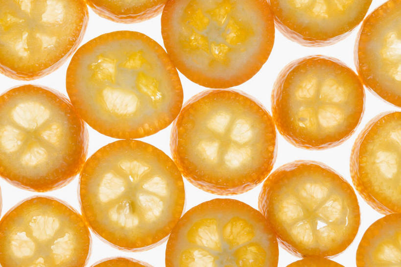 无人,横图,室内,特写,白天,白色背景,正面,水果,一排,许多,阴影,新鲜,整齐,反射,影子,生食,食品,果实,食物,排列,金橘,金桔,摄影,有机食品,绿色食品,影棚,金弹,金柑,金枣,洋奶桔,队列,横截面,剖面,牛奶桔,截面,截面图形,彩图,影棚拍摄,拍摄