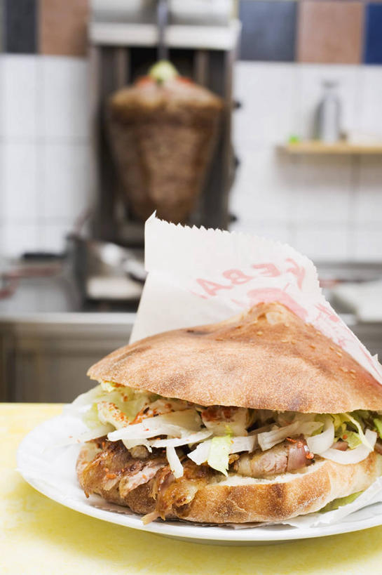 点心,面包,无人,餐厅,竖图,室内,白天,正面,烹饪,西餐,桌面,桌子,餐具,朦胧,模糊,木制,碟子,盘,三明治,料理,食品,面点,烤肉,菜肴,美食,食物,糕点,盘子,木制品,碟,快餐,西式,佳肴,土耳其料理,西式快餐,土耳其烤肉,皮塔饼,三文治,土耳其菜,口袋面包,彩图,餐馆,饭店,饭馆,卡巴,旋转烤肉