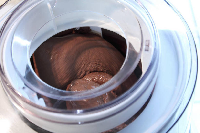 无人,横图,俯视,室内,特写,白天,白色背景,阴影,反射,电器,工具,影子,冰激凌,清凉,设备,冷冻,冷饮,舒服,冰淇淋,摄影,影棚,解暑,家电,家用电器,解渴,雪糕,舒爽,冰糕,消暑,冷却,巧克力冰淇淋,彩图,高角度拍摄,影棚拍摄,拍摄,冰激凌机,冰激凌凝冻机,冰淇淋机,冰淇淋凝冻机