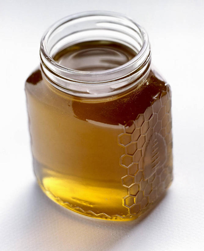 蜂蜜,无人,竖图,俯视,室内,特写,白天,白色背景,玻璃,阴影,反射,影子,玻璃制品,玻璃瓶,瓶子,摄影,影棚,一瓶,花蜜,广口瓶,止痛,解毒,冬酿,石蜜,彩图,高角度拍摄,影棚拍摄,拍摄