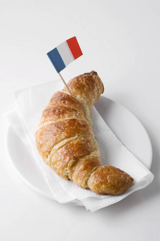 点心,面包,无人,竖图,俯视,室内,特写,白天,白色背景,餐具,旗帜,国旗,阴影,反射,碟子,盘,影子,食品,面点,羊角面包,食物,糕点,一个,盘子,餐巾,碟,牛角面包,摄影,影棚,单个,法国国旗,保洁方巾,口布,旗,彩图,高角度拍摄,影棚拍摄,拍摄,三色旗