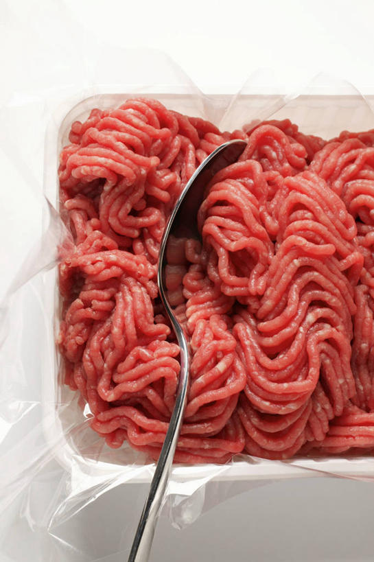 无人,竖图,俯视,室内,特写,白天,白色背景,一把,阴影,反射,影子,勺子,塑料,肉,牛肉,肉糜,肉末,肉类,盒子,容器,塑料制品,调羹,汤匙,摄影,影棚,储藏,储存,肉食,彩图,高角度拍摄,影棚拍摄,拍摄,牛肉末,贮存