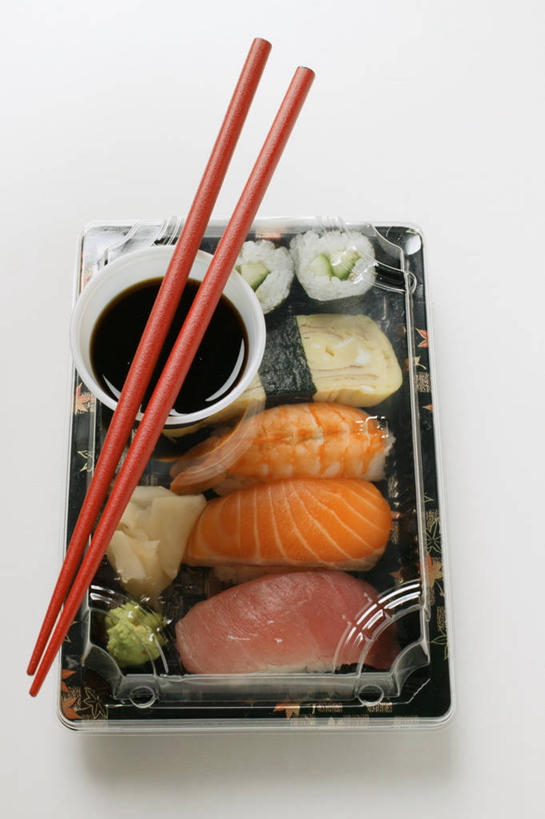 米饭,三文鱼,寿司,芥末,无人,竖图,俯视,室内,特写,白天,白色背景,烹饪,筷子,鲑鱼,餐具,一双,阴影,反射,影子,塑料,陶瓷,调料,酱料,酱汁,佐料,日本料理,料理,食品,陶瓷制品,饭,调味品,鲔鱼,调味料,文化,传统,酱油,金枪鱼,酱,菜肴,美食,盒子,食物,一个,容器,塑料制品,碗,日式料理,日式,摄影,佳肴,影棚,单个,储藏,礼节,大马哈鱼,五谷,吞拿鱼,储存,手握寿司,醋饭,礼仪,芥末酱,握寿司,押寿司,撒蒙鱼,萨门鱼,冰海之皇,鲑,马哈鱼,麻哈鱼,大麻哈鱼,四喜饭,豉油,进餐用具,彩图,高角度拍摄,影棚拍摄,拍摄,芥辣,芥辣酱,青芥末酱,日式青芥末酱,贮存