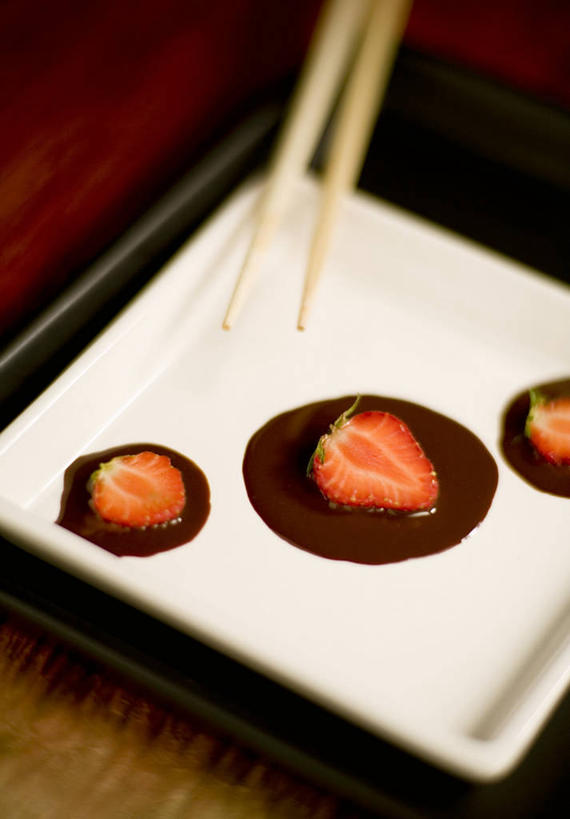 无人,竖图,俯视,室内,特写,白天,筷子,桌面,桌子,草莓,浆果,餐具,水果,一双,阴影,朦胧,模糊,新鲜,融化,反射,木制,影子,生食,食品,糖,糖果,甜点,甜品,果实,文化,传统,火锅,食物,木制品,容器,甜食,巧克力,有机食品,绿色食品,储藏,朱古力,礼节,储存,礼仪,熔化,暖锅,溶化,熔解,消溶,进餐用具,洋莓,水果皇后,红莓,地莓,彩图,高角度拍摄,巧克力火锅,贮存