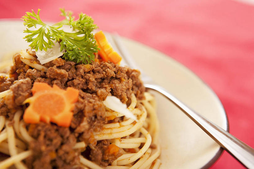 面食,面条,意大利面,无人,横图,俯视,室内,特写,白天,西餐,萝卜,胡萝卜,芹菜,蔬菜,餐具,阴影,红色背景,朦胧,模糊,新鲜,反射,叉子,碟子,盘,影子,面,肉,料理,食品,肉末,肉类,食物,盘子,碟,西式,摄影,有机食品,绿色食品,影棚,肉食,餐叉,进餐用具,药芹,水芹,红萝卜,旱芹,甘荀,彩图,高角度拍摄,影棚拍摄,拍摄