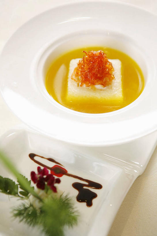 无人,竖图,俯视,室内,特写,白天,烹饪,中餐,南瓜,蔬菜,餐具,阴影,新鲜,反射,碟子,盘,影子,陶瓷,金瓜,汤,料理,食品,陶瓷制品,菜肴,美食,番瓜,食物,一个,盘子,容器,碟,碗,中式,佳肴,有机食品,绿色食品,单个,储藏,麦瓜,倭瓜,储存,南瓜汤,彩图,高角度拍摄,浙江菜,浙菜,贮存