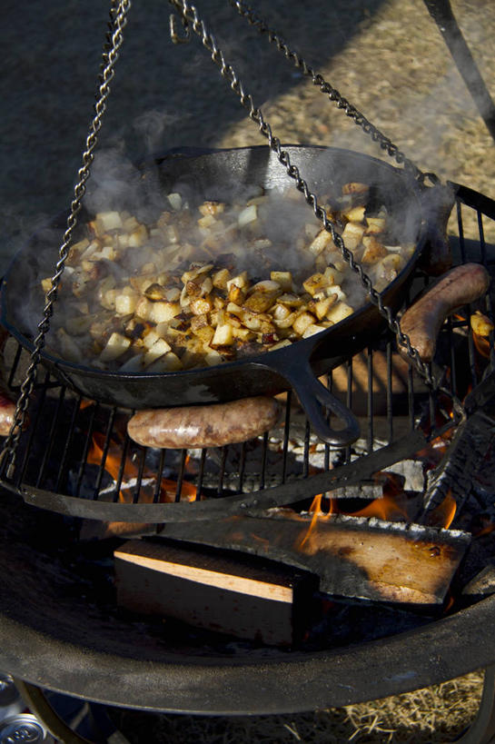 无人,竖图,俯视,室外,特写,白天,烹饪,烧烤,厨具,金属制品,阴影,反射,光线,金属,锅子,影子,香肠,烤架,腊肠,烤肉,锅,阳光,铁架,锅具,烹饪用具,德式香肠,烹调用具,烹调,彩图,高角度拍摄