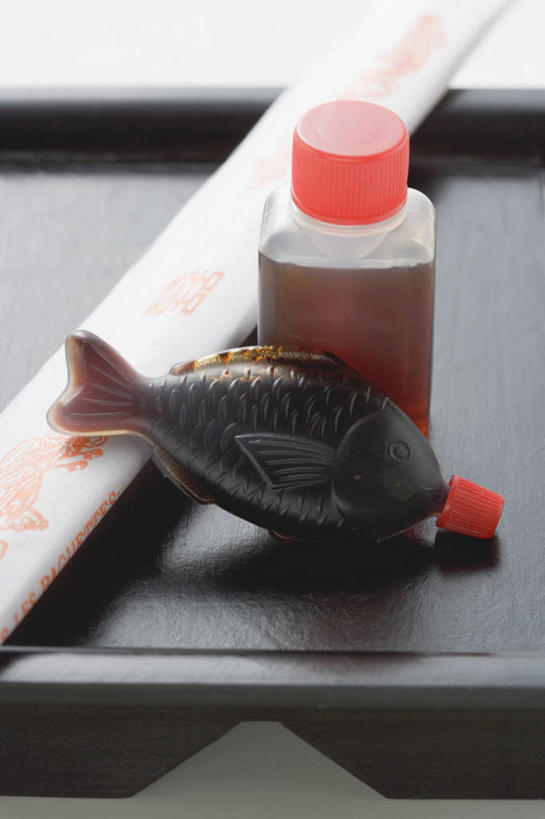 无人,竖图,俯视,室内,特写,白天,白色背景,筷子,餐具,一双,阴影,反射,鱼,碟子,盘,影子,调料,调味品,调味料,文化,传统,酱油,鱼类,盘子,方便筷,瓶子,塑料制品,碟,塑料瓶,摄影,影棚,礼节,礼仪,豉油,卫生筷,一次性筷子,进餐用具,彩图,高角度拍摄,影棚拍摄,拍摄