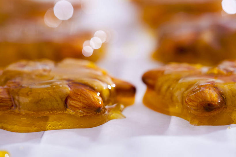 无人,横图,俯视,室内,特写,白天,白色背景,杏仁,许多,阴影,朦胧,模糊,反射,影子,摄影,影棚,焦糖,杏子,杏梅仁,杏核仁,木落子,苦杏仁,彩图,高角度拍摄,影棚拍摄,拍摄