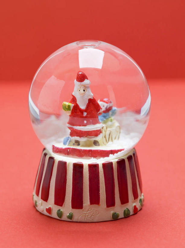 无人,竖图,俯视,室内,特写,白天,游戏,玩具,圣诞老人,阴影,红色背景,透明,反射,影子,玩,娱乐,玻璃球,休闲,球体,水晶球,益智,摄影,影棚,活动,发泄,消遣,智力,雪花玻璃球,宣泄,圣诞雪花球,玩耍,嬉戏,彩图,高角度拍摄,影棚拍摄,拍摄