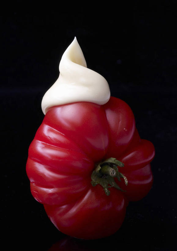 无人,竖图,室内,特写,白天,正面,蔬菜,西红柿,阴影,黑色背景,新鲜,反射,影子,调料,酱料,酱汁,佐料,美乃滋,食品,调味品,调味料,酱,食物,一个,摄影,有机食品,绿色食品,影棚,单个,蛋黄酱,蛋黄沙拉酱,调味油,番茄,彩图,影棚拍摄,拍摄