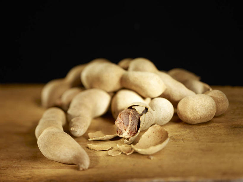 无人,横图,俯视,室内,特写,白天,桌面,桌子,水果,一堆,许多,阴影,堆叠,堆积,黑色背景,朦胧,模糊,反射,木制,影子,调味,香料,佐料,果实,草药,木制品,剥开,摄影,影棚,堆,配料,草本,罗望子,作料,酸豆,酸角,彩图,高角度拍摄,影棚拍摄,拍摄