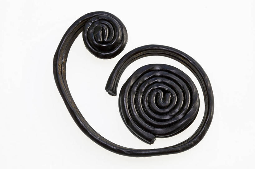 无人,横图,俯视,室内,特写,白天,白色背景,阴影,环绕,缠绕,反射,螺旋,影子,盐,食品,糖,糖果,甜点,甜品,食物,黑色,甜食,摄影,影棚,纠缠,甘草糖,彩图,高角度拍摄,影棚拍摄,拍摄