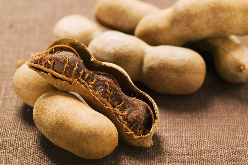 无人,横图,俯视,室内,特写,白天,桌面,桌子,水果,一堆,许多,阴影,堆叠,堆积,朦胧,模糊,反射,木制,影子,调味,香料,佐料,果实,草药,木制品,打开,堆,配料,开启,草本,罗望子,作料,酸豆,酸角,彩图,高角度拍摄