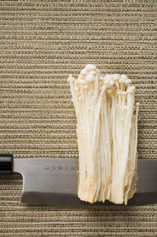 无人,竖图,俯视,室内,特写,白天,桌面,桌子,蔬菜,金属制品,阴影,新鲜,反射,金属,木制,工具,影子,金针菇,菌菇,食品,刀具,菌类,食物,木制品,刀,食用菌,有机食品,绿色食品,菜刀,切菜刀,构菌,金菇,毛柄金钱菌,银针菇,智力菇,彩图,高角度拍摄