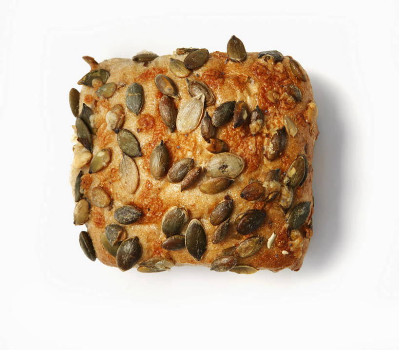 点心,面包,无人,横图,俯视,室内,特写,白天,白色背景,桌面,桌子,阴影,反射,木制,影子,食品,坚果,面点,小吃,食物,糕点,一个,木制品,零食,摄影,影棚,单个,瓜子,南瓜子,小圆面包,彩图,高角度拍摄,影棚拍摄,拍摄