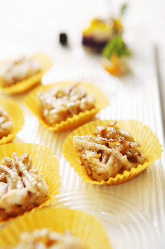 奶酪,无人,竖图,俯视,室内,特写,白天,植物,桌面,桌子,蔬菜,土豆,叶子,阴影,朦胧,模糊,新鲜,反射,木制,粉末,纹理,影子,干酪,起司,芝士粉,食品,绿叶,芝士,营养,食物,绿色,木制品,嫩叶,粉,乳酪,有机食品,绿色食品,纸托,乳制品,发酵,肌理,馍馍蛋,粉状,粉剂,蛋糕托,蛋糕托纸,蛋糕纸托,叶,叶片,叶脉,洋芋,山药蛋,马铃薯,彩图,高角度拍摄