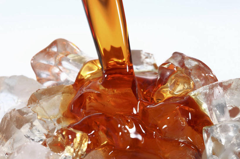 无人,横图,俯视,室内,特写,白天,白色背景,桌面,桌子,阴影,反射,木制,影子,冰,冰块,酒类,冷冻,酒,饮料,木制品,寒冷,摄影,影棚,冷藏,冰冷,下降,降落,利口酒,蒸馏酒,保鲜,降低,下跌,下落,餐后甜酒,彩图,高角度拍摄,影棚拍摄,拍摄