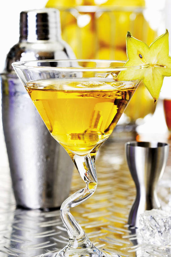 无人,竖图,室内,特写,白天,正面,桌面,桌子,杯子,阴影,朦胧,模糊,反射,木制,高脚杯,影子,调酒器,酒类,文化,玻璃制品,酒,饮料,一个,酒杯,木制品,鸡尾酒,调酒,单个,创造,调酒壶,想象,鸡尾酒杯,调酒瓶,雪克杯,雪克壶,摇酒壶,摇酒器,玻璃杯,彩图